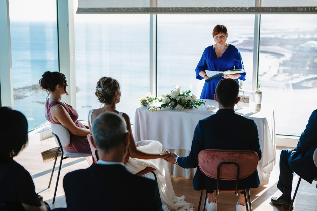 Wedding ceremony at Arrecife Gran Hotel & Spa, captured by a wedding photographer in Lanzarote
