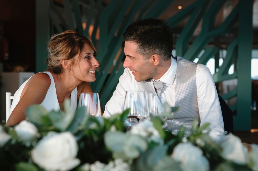 Intimate wedding dinner at Arrecife Gran Hotel & Spa, showcasing the work of an elopement photographer in Lanzarote