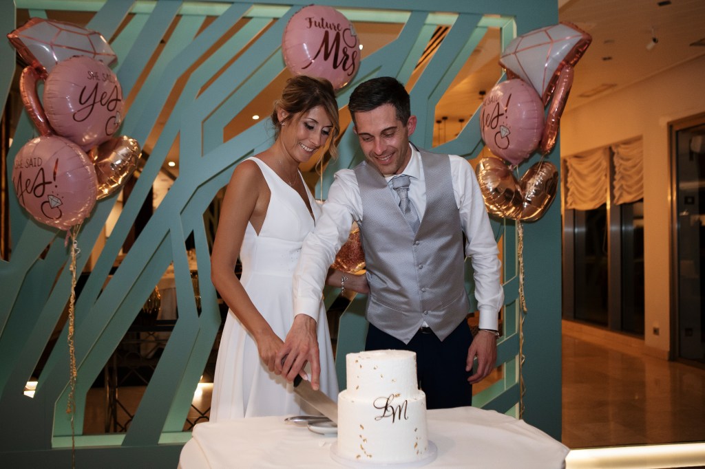 Stunning wedding pie cutting at Arrecife Gran Hotel & Spa, featuring a talented wedding photographer in Lanzarote