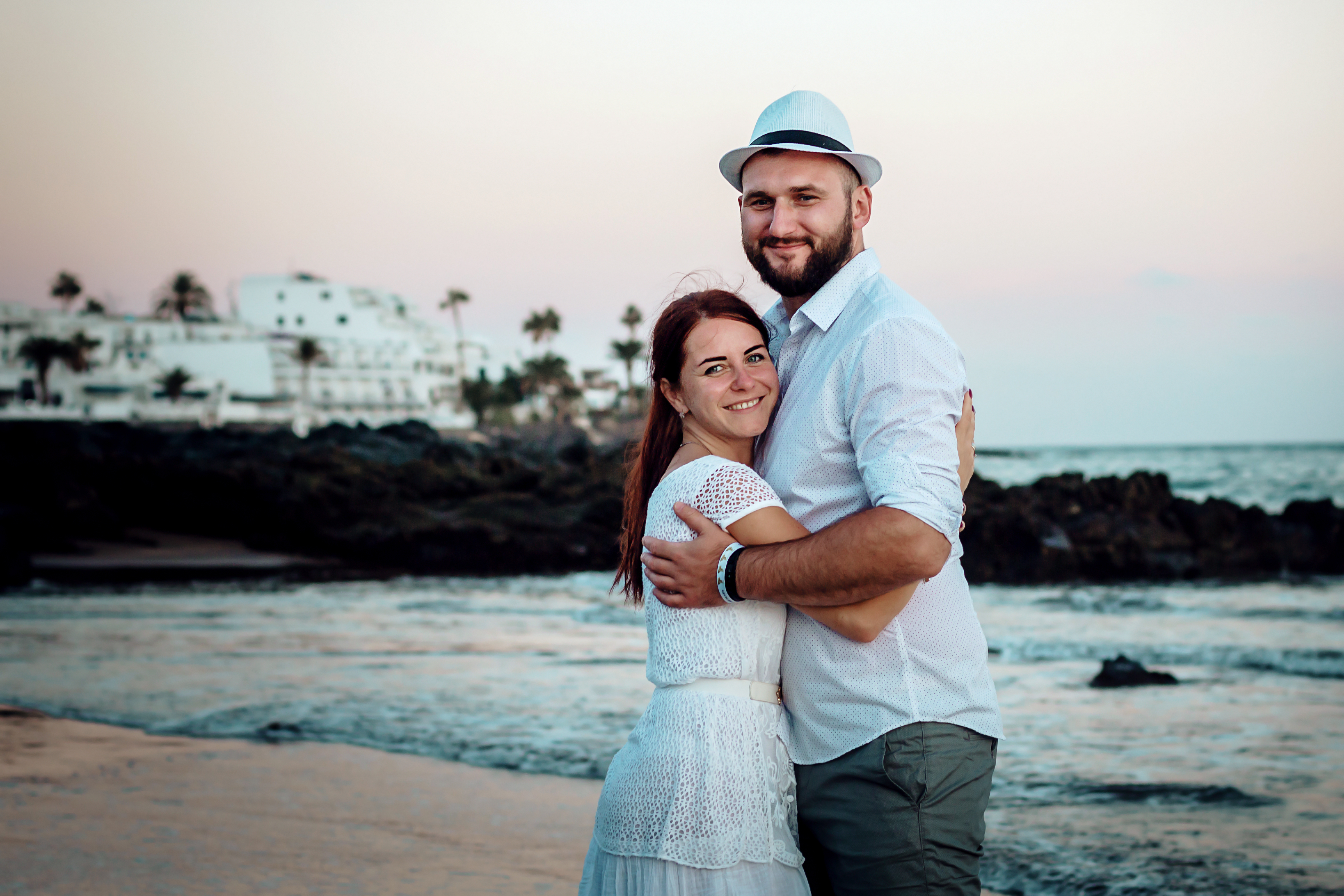Fotógrafo de bodas de Lanzarote toma fotos de novia y escoba en horas doradas en una playa de Puerto del Carmen