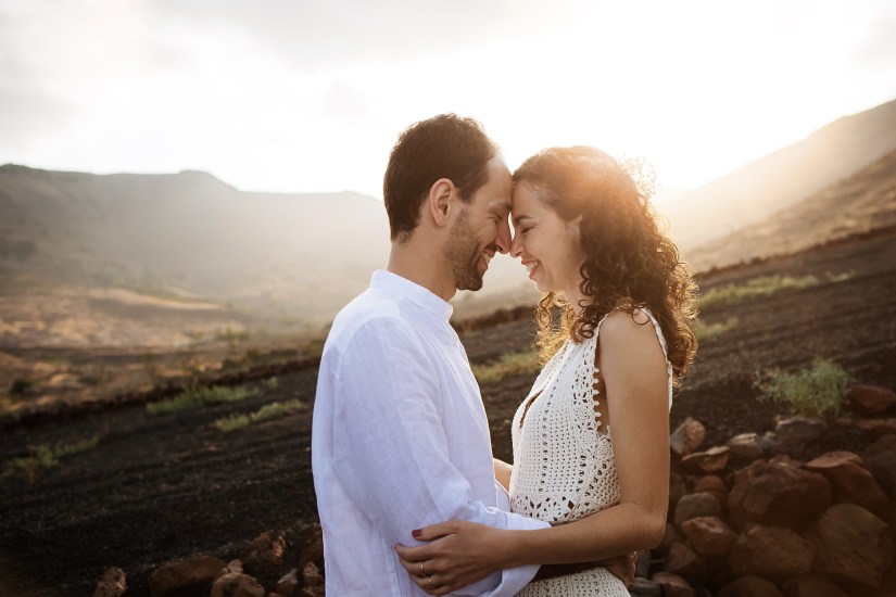 Retratos nupciales estilo Vogue en villa rústica - fotógrafo de bodas de lujo en Lanzarote