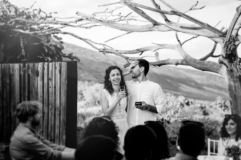Novios compartiendo momento romántico en villa privada - fotografía auténtica de bodas en Lanzarote