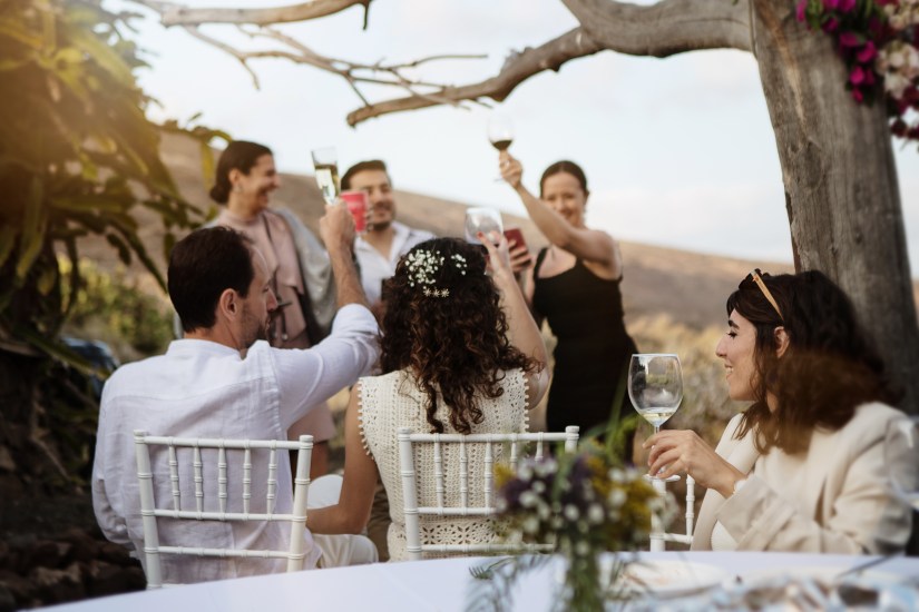 Encantadora boda en villa rústica de Lanzarote - pareja celebrando con vistas volcánicas