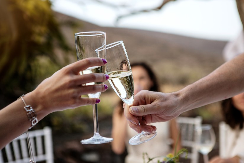 Boda boho-chic en Lanzarote rural - retratos de pareja descalza en villa privada