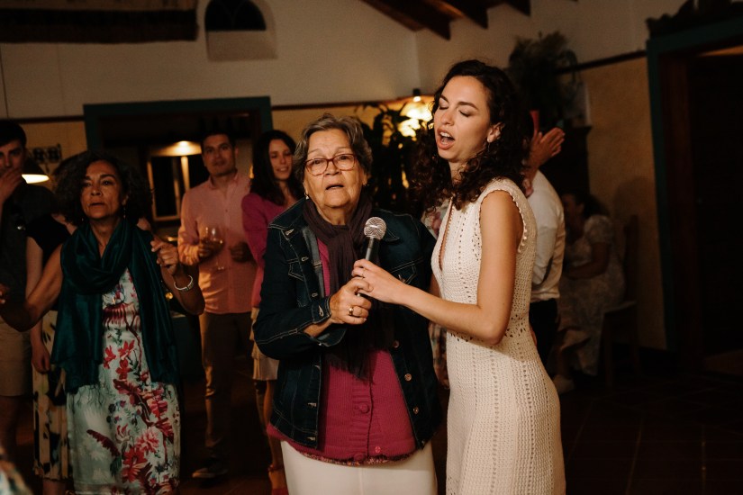 Preparación de la novia en villa rústica - fotografía detrás de escenas de boda