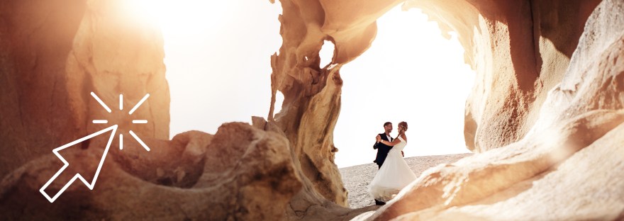 Fotógrafo de bodas experimentado en Fuerteventura y Lanzarote captura a una hermosa pareja en Arco de las Penitas durante el atardecer.