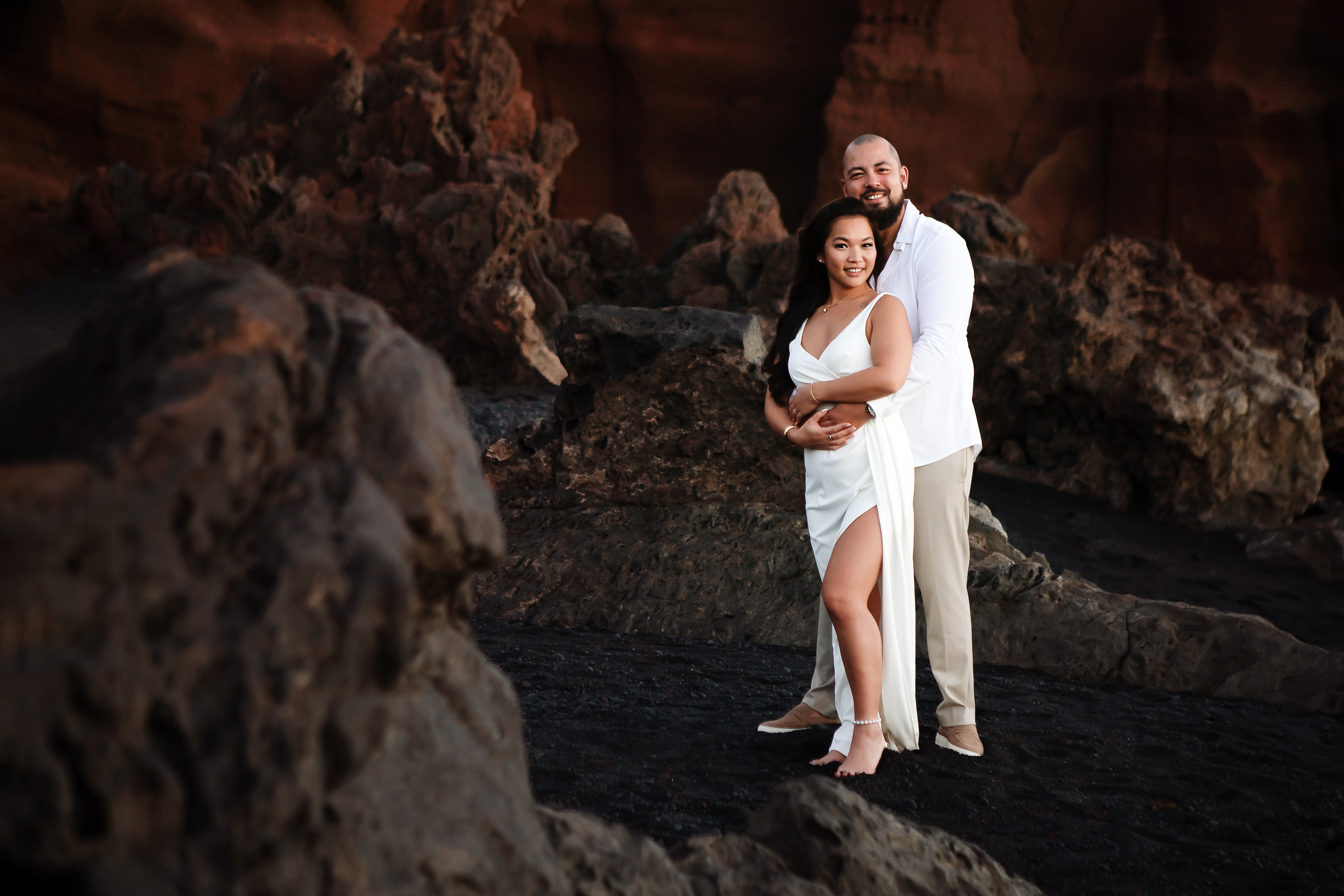 Escapada íntima capturada por fotógrafo de bodas en Lanzarote en la playa de El Golfo