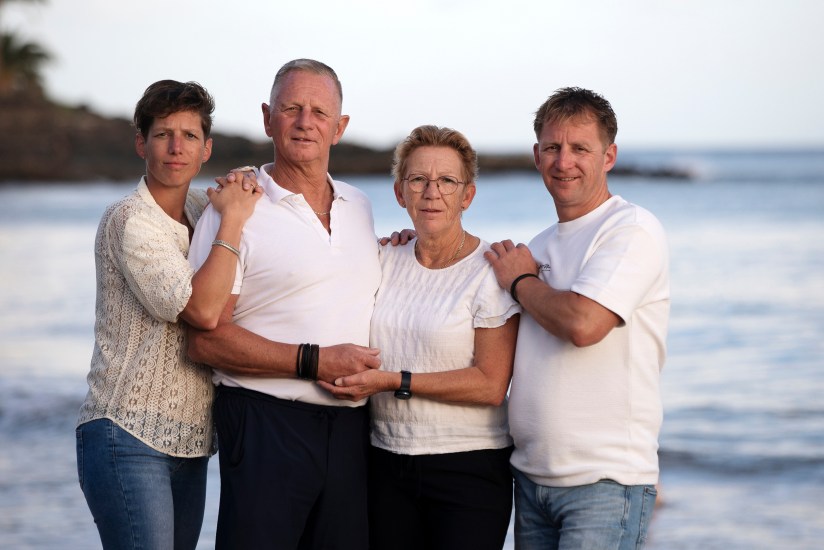 Premium fotoshoot voor grootfamilie - elegante portretten van drie generaties tegen iconische kustlijn