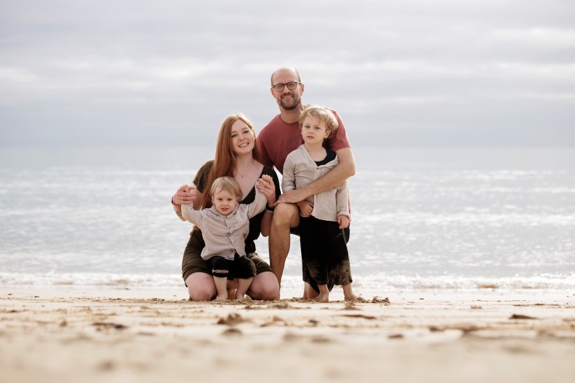 Vater und Söhne am Strand - herzerwärmende Familienporträts von Fuerteventuras Top-Fotograf