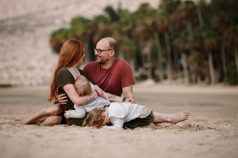 Mutter umarmt ihre Jungs am Wasser - emotionale Familienfotos in Sotavento
