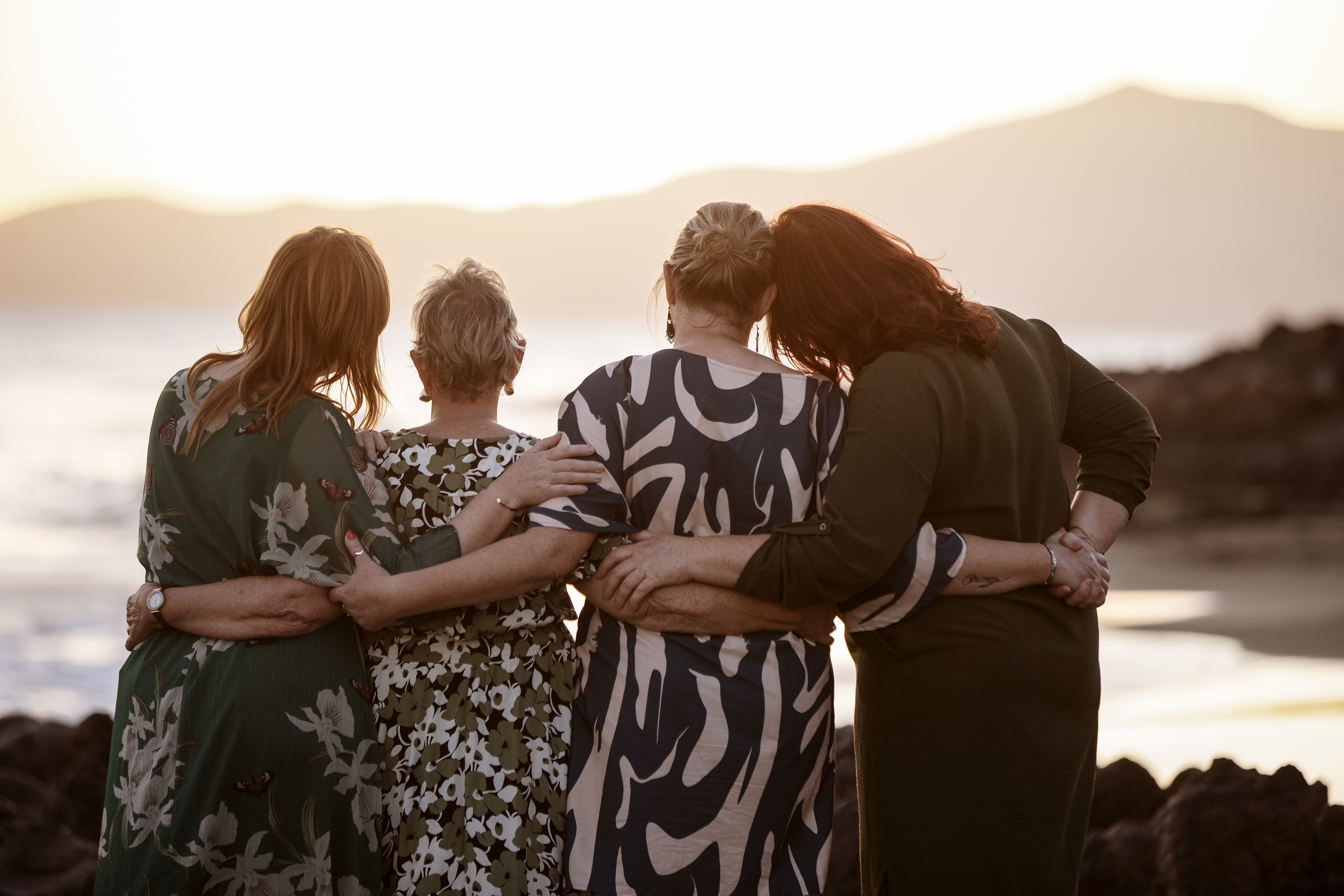 Extended family photo session on the beach in Lanzarote – professional photographer in Fuerteventura capturing precious family memories