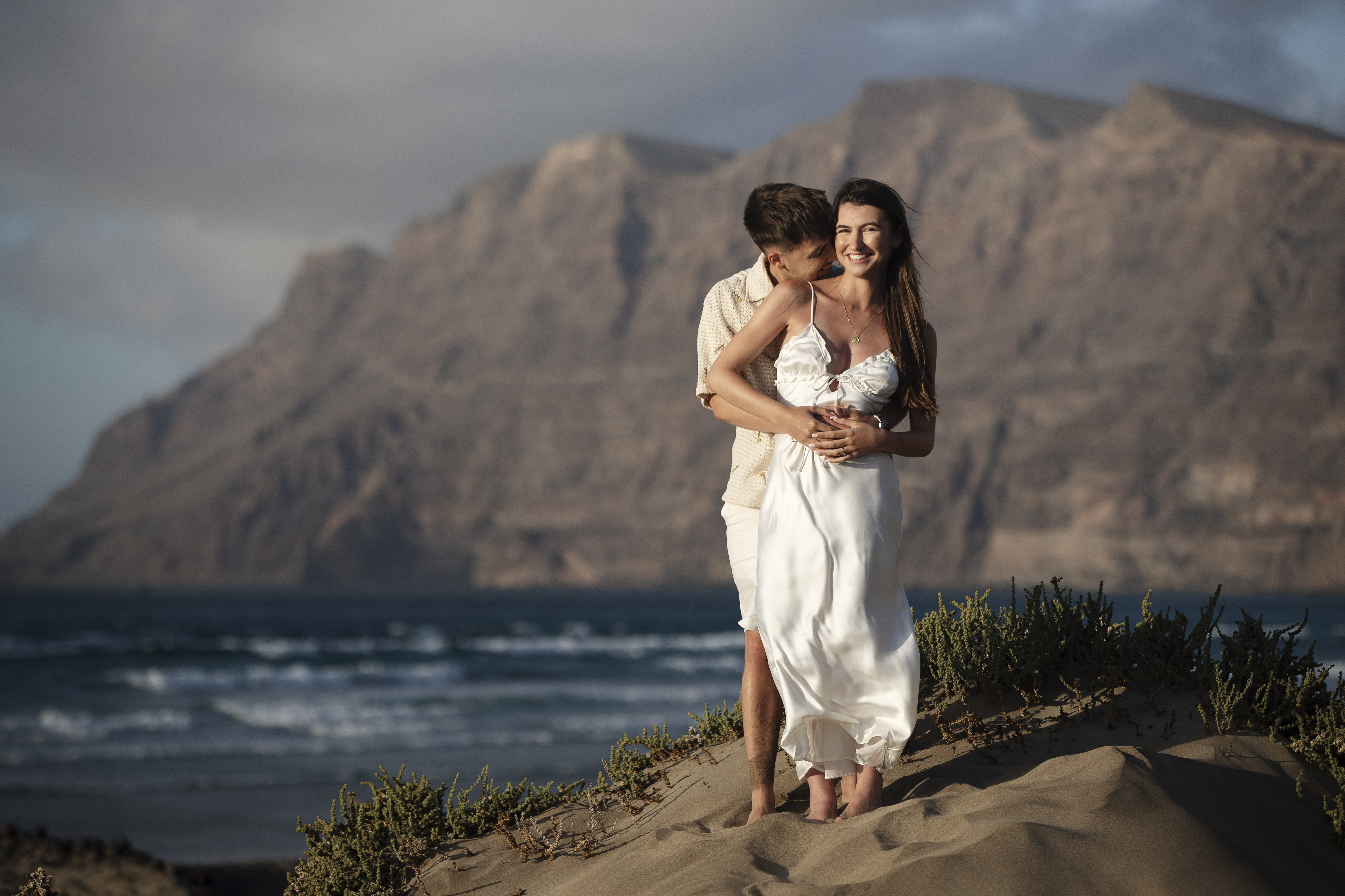 Romantic beach proposal at sunset in Lanzarote – proposal photographer in Lanzarote capturing an unforgettable moment on Famara beach