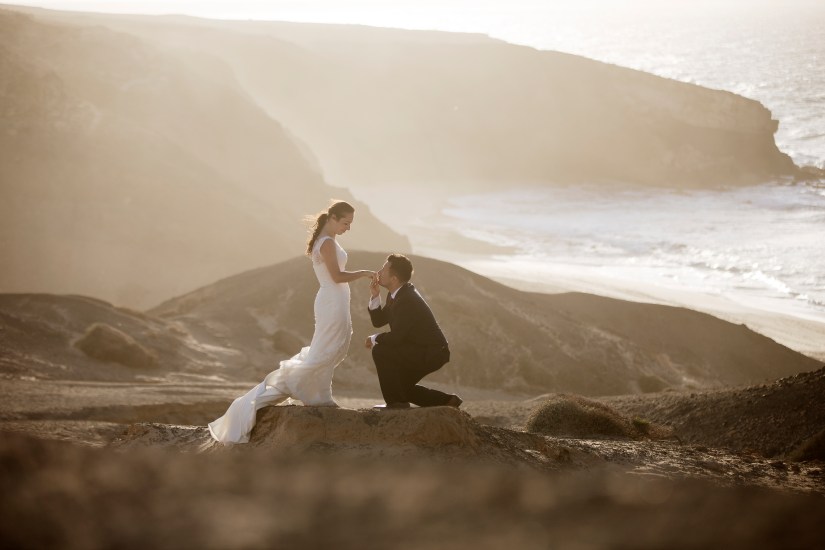 Elopement na czarnej plaży La Pared – para nowożeńców w tańcu fal, uchwycona przez najlepszego fotografa ślubnego w Fuerteventurze