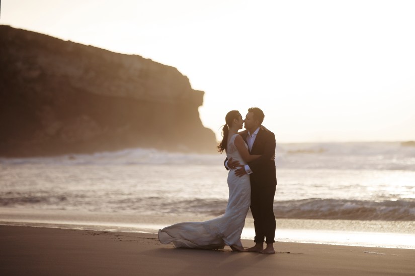 Fotografia ślubna na czarnej plaży - romantyczny uścisk pary na tle ciemnego piasku, fotograf elopement Fuerteventura