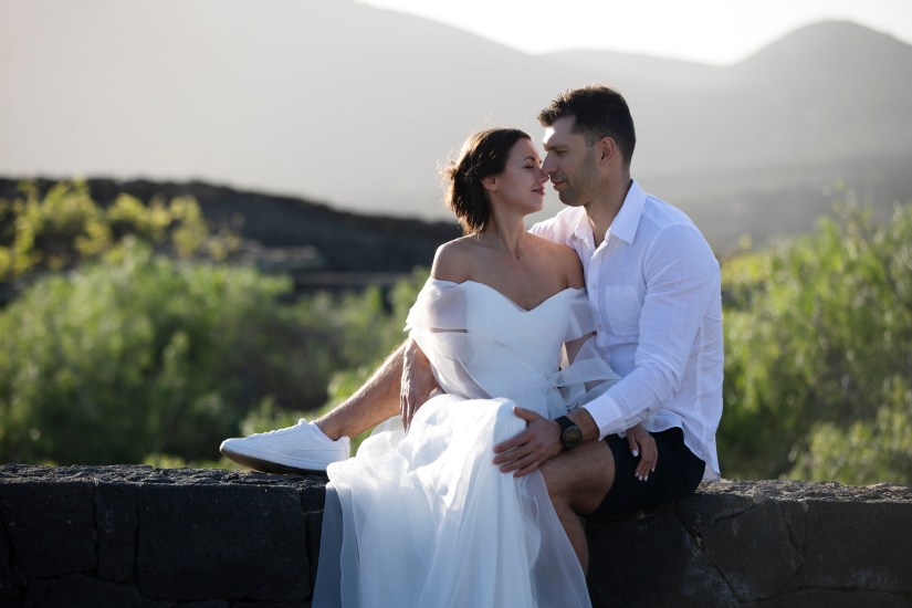 Newlyweds genieten van het uitzicht in La Geria’s wijngaarden – avontuurlijke trouwfotograaf Lanzarote