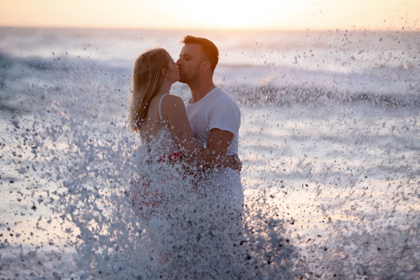 Sunset elopement in the Canaries – intimate ocean moment